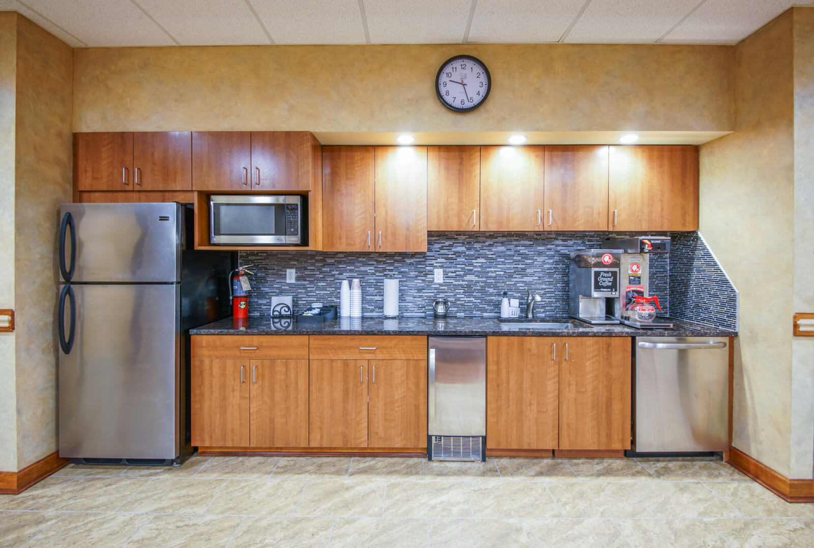 Full kitchen office amenities